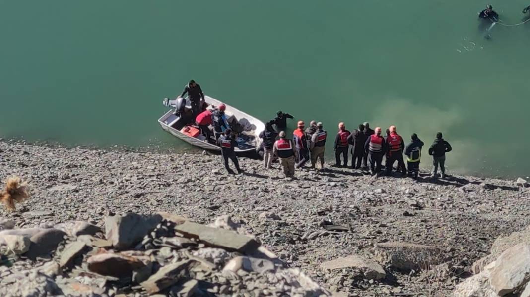 Baraja araç uçtu: 2 kişi ölü olarak çıkartıldı 1